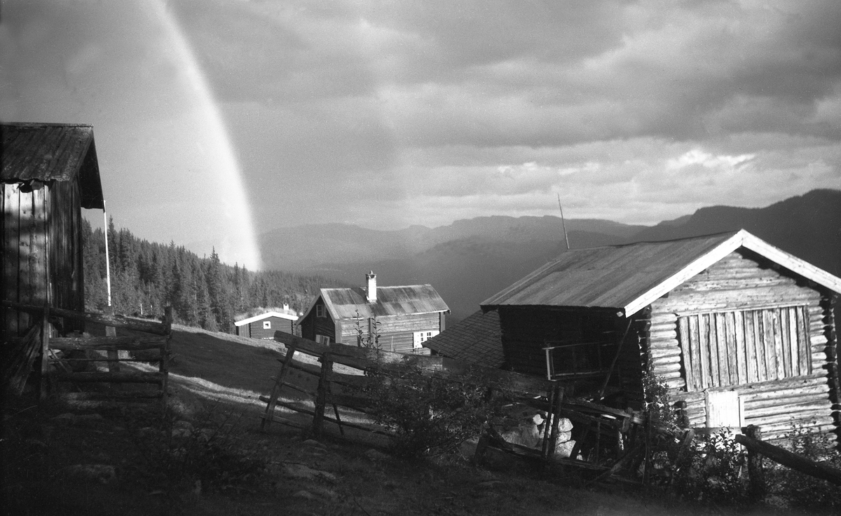 Regnbue over Arentz-familiens feriested Ligardshaug i Eggedal. Fotografert 1949.