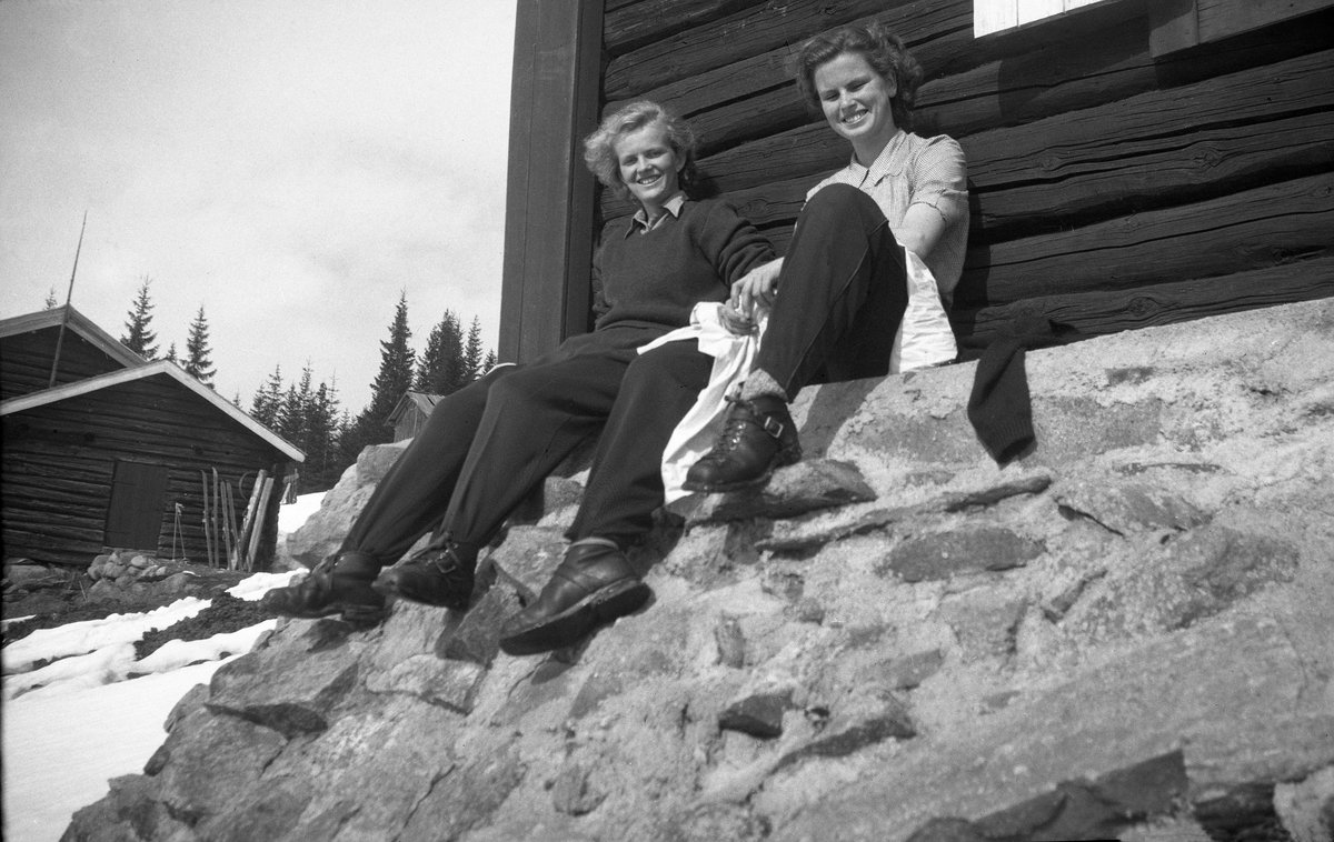 Benny Lycke og Siri Arentz foran feriestedet Ligardshaugen i Eggedal. Fotografert påsken 1949.