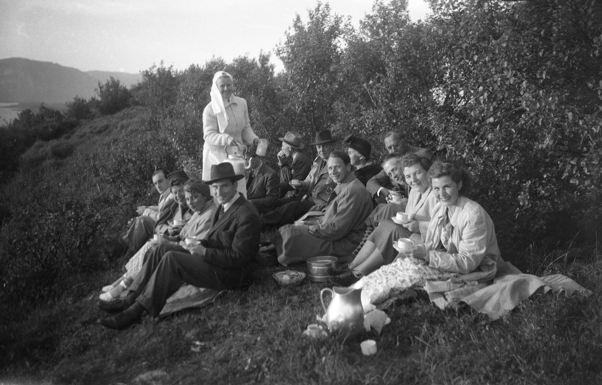 St. Hans-feiring i høyde oven for Sandnessjøen. Helt til høyre Guri Arentz. Fotografert 1949.