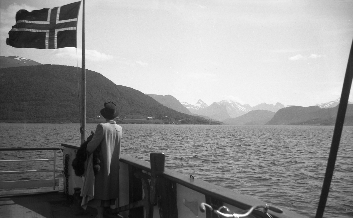 Dordi Arentz på ferge ved Åfarnes i Møre og Romsdal. Fotografert 1949.