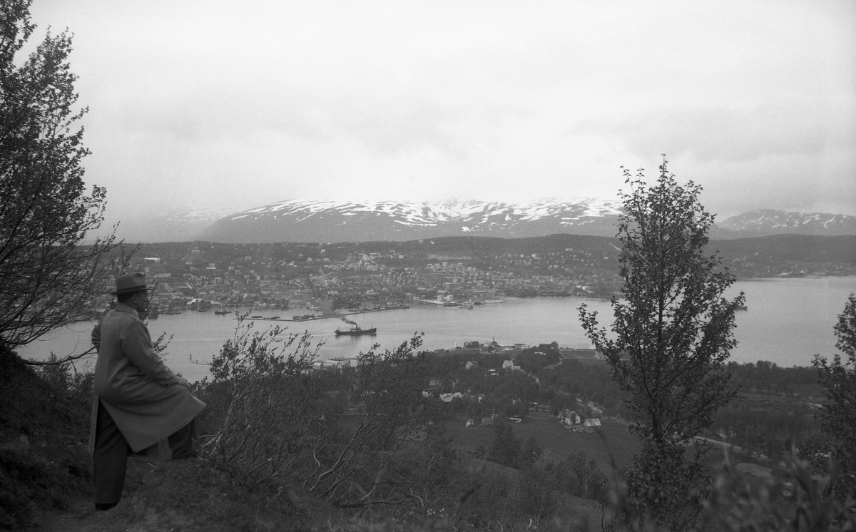 Fritjof Arentz på Fløyfjellet med utsikt mot Tromsøsundet og Tromsø. Fotografert 1949.