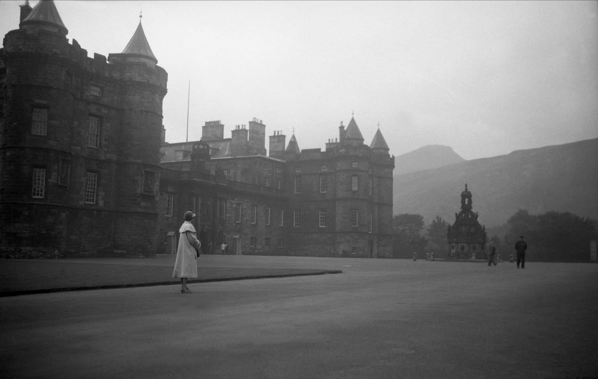 Dordi Arentz foran Palace of Holyroodhouse i Edinburgh. Fotografert under rundreise i Storbritannia i september 1950.