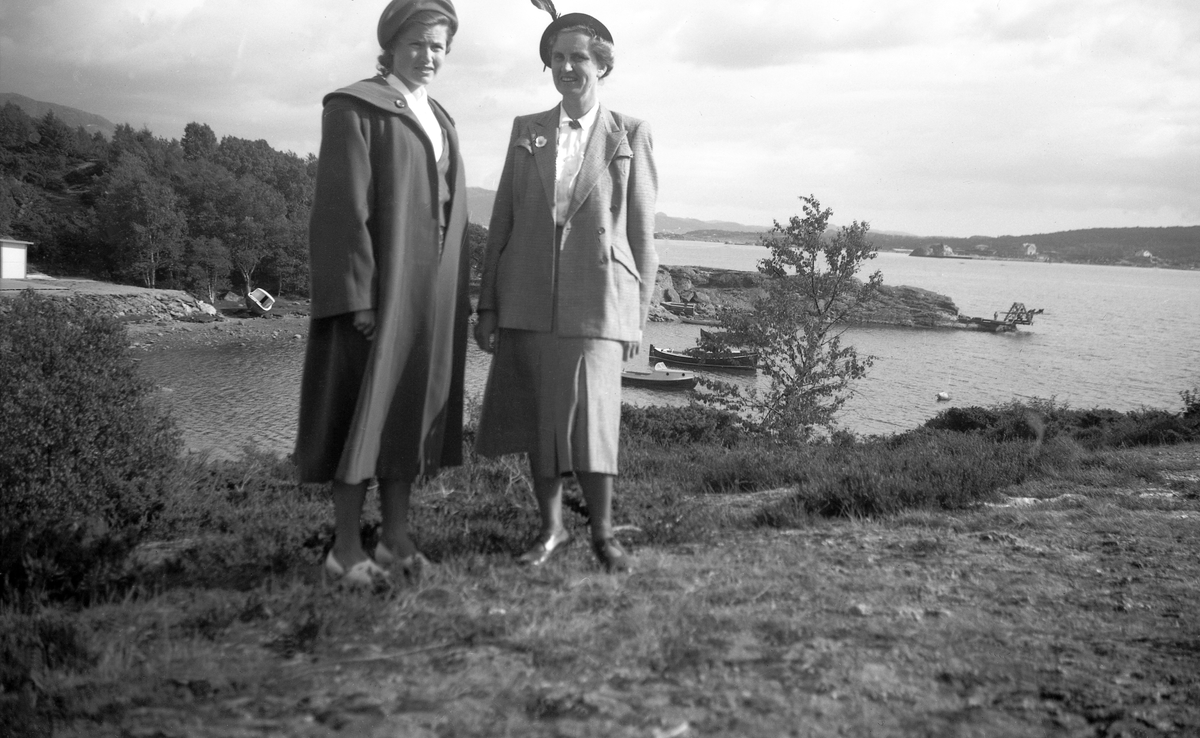 Guri og Dordi Arentz ved kysten i  Vaulen i Stavanger. Fotografert under biltur fra Oslo til Bergen i 1951.