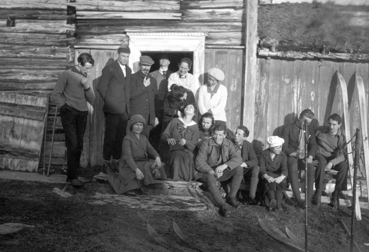 Påskegjester på Arentz-familiens feriested Trøan ved Røros. Fotografert 1912-13.