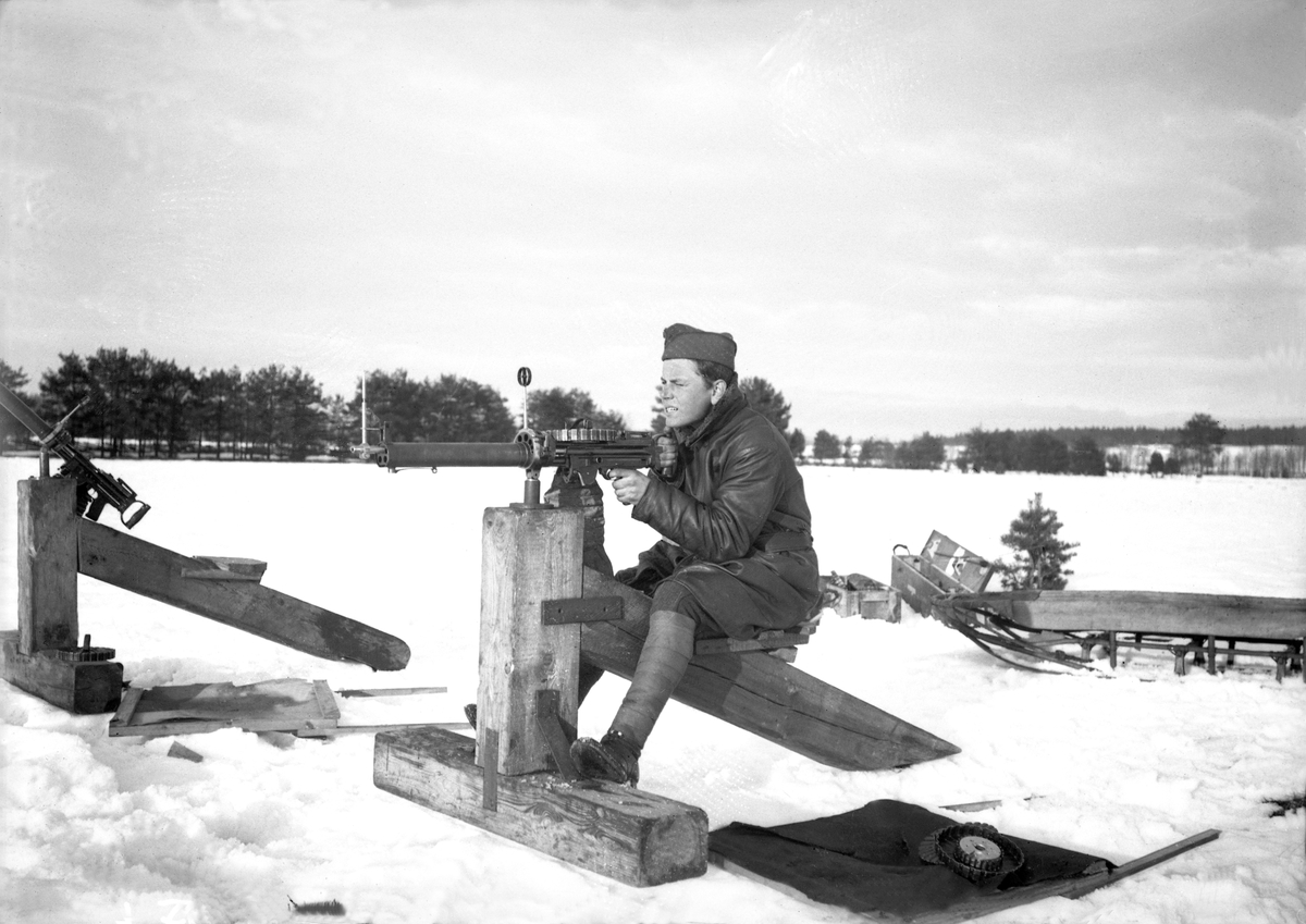 Bjarne Arentz på skyteøvelse ved flyskolen på Kjeller. Fotografert 1921.