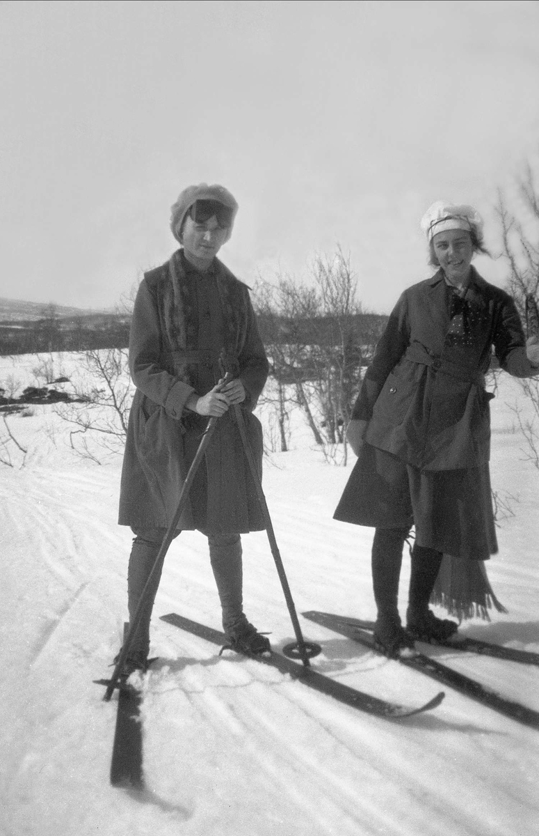 Lillian Bennett og venninne på ski.