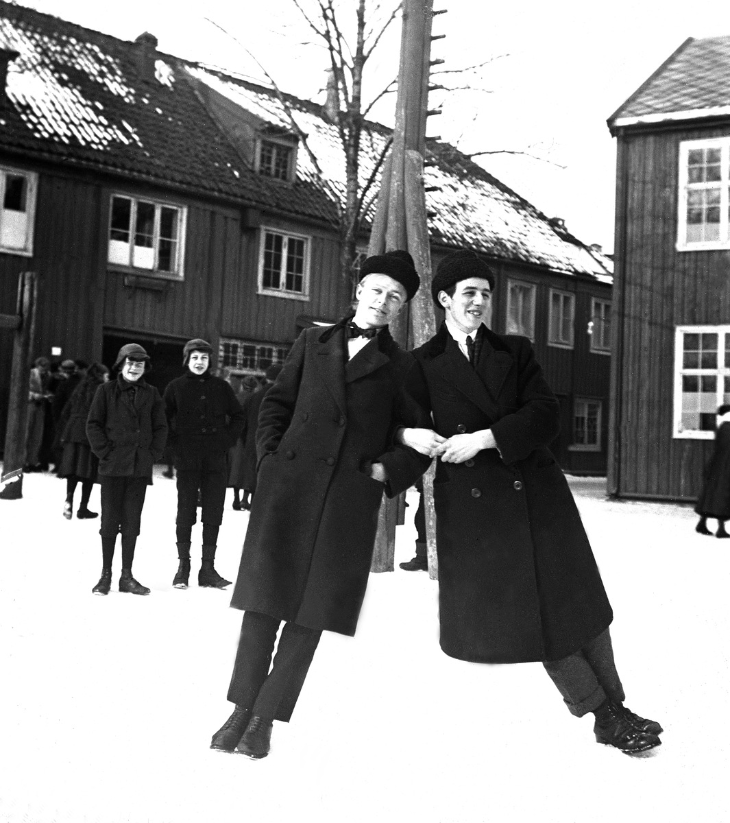 Francis (Bennett?) og Håkon i skolegården på Trondheim Katedralskole. Fotografert i 1919.