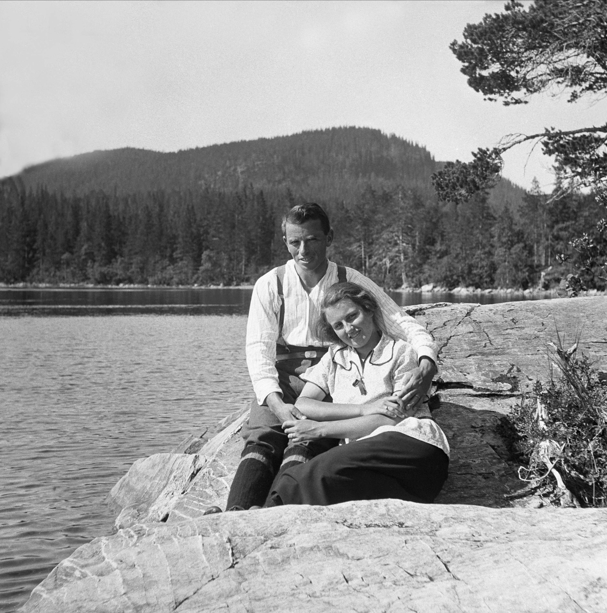 Fritjof og Dordi Arentz fotografert ved Jonsvannet i Trondheim
i juni 1925.