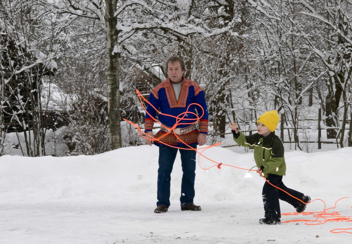 Samefolkets dag.
Gutt lærer å kaste lasso utenfor Karterud.