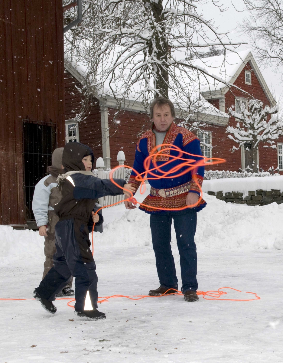 Samefolkets dag.
Gutt lærer å kaste lasso utenfor Karterud.