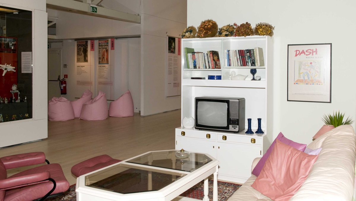 En serie med bilder fra utstillingen "Back to the 80s".
