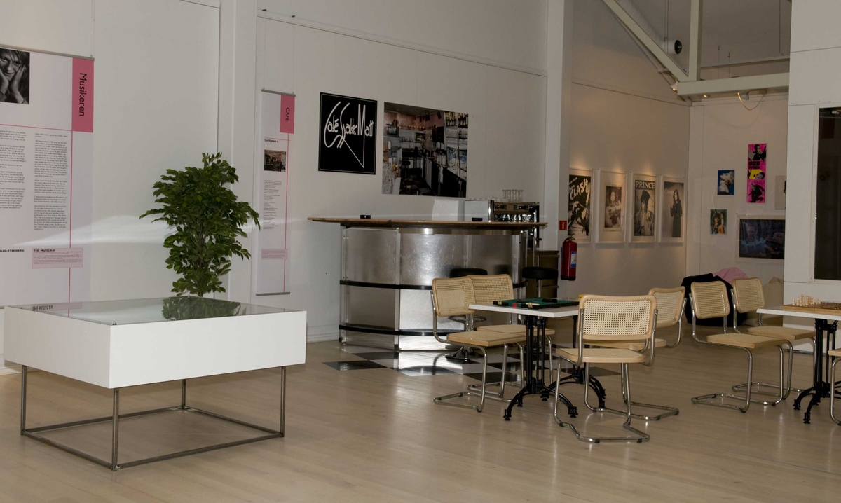 En serie med bilder fra utstillingen "Back to the 80s".