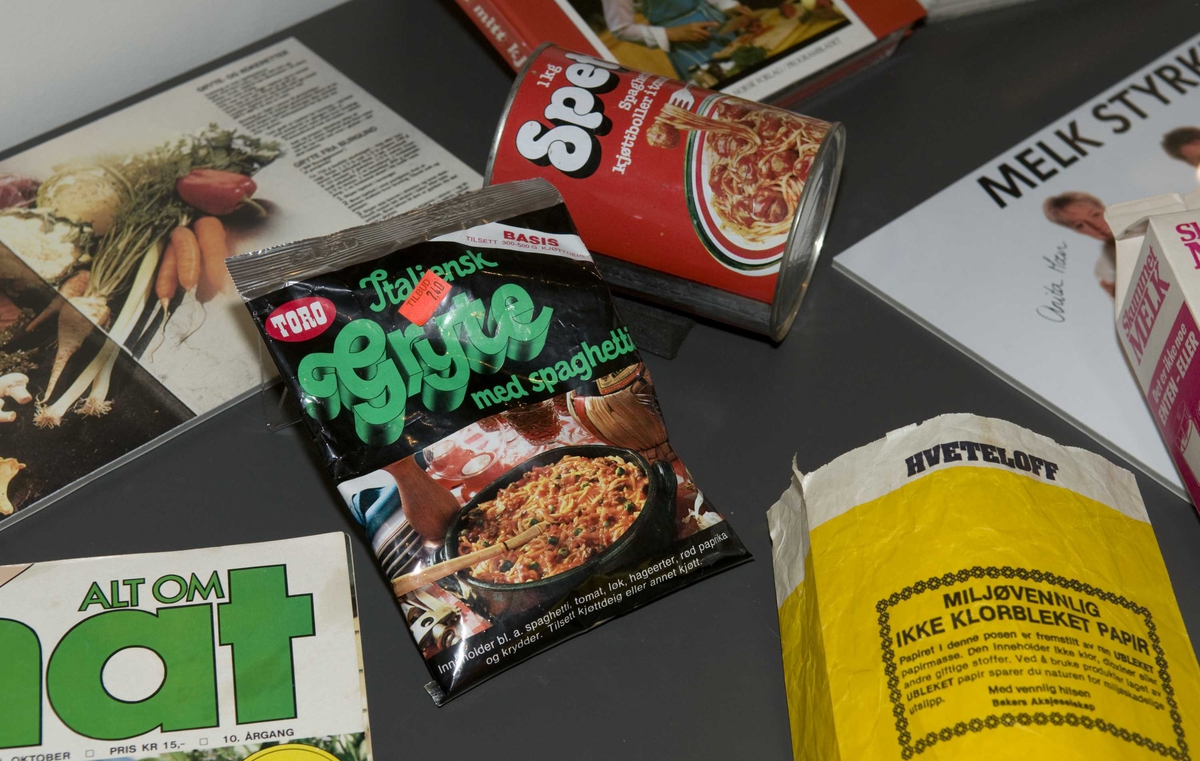 En serie med bilder fra utstillingen "Back to the 80s".