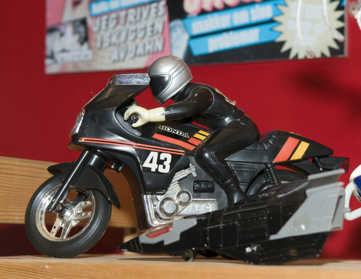 En serie med bilder fra utstillingen "Back to the 80s".