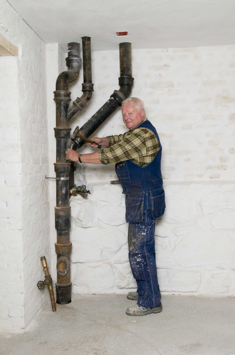 En serie bilder av rørlegger i arbeid i Wessels gate 15.