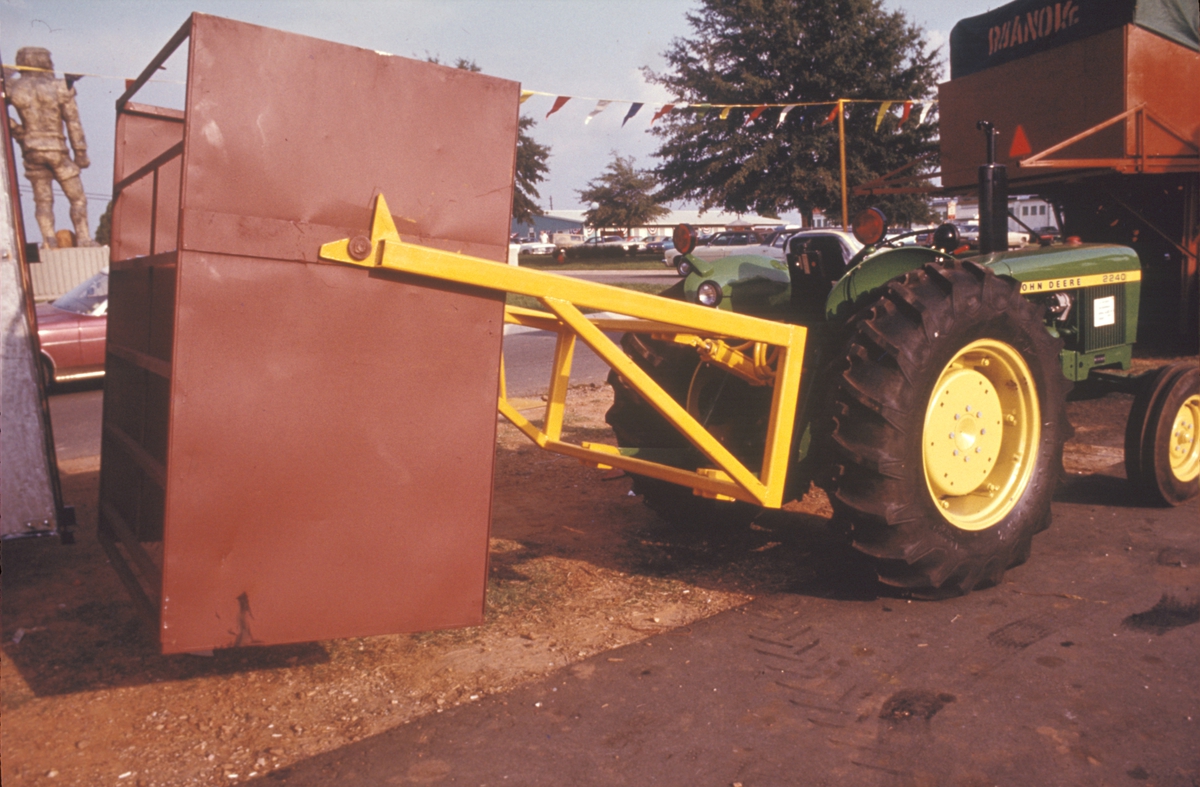 Traktor. Produksjon av Lys Virginia pipetobakk ved tobakksplantasje. Foto fra bildeserie brukt i forbindelse med Tiedemanns Tobaksfabriks interne tobakkskurs i 1983.