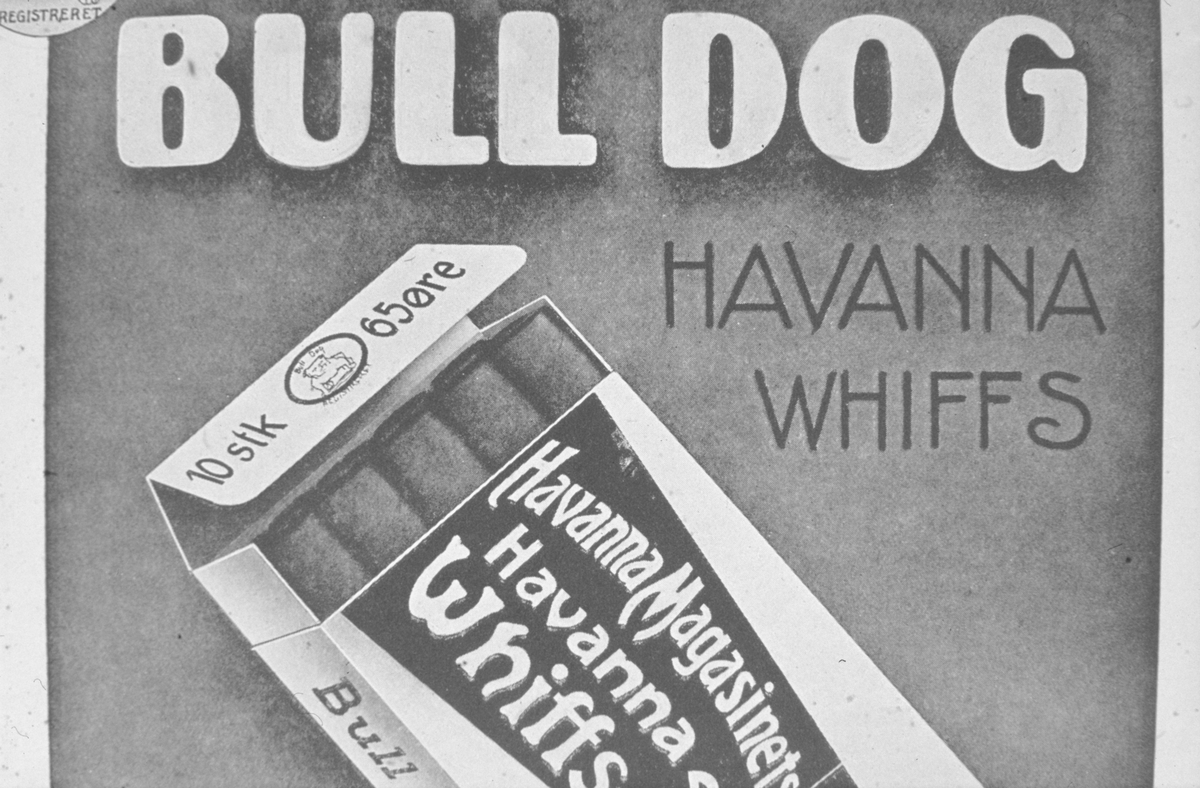 Avfotografert plakat med reklame for sigarmerket Bull dog, Havanna Whiffs. Billedserie i forbindelse med presentasjon av Petterøes tobakk i 1970.
