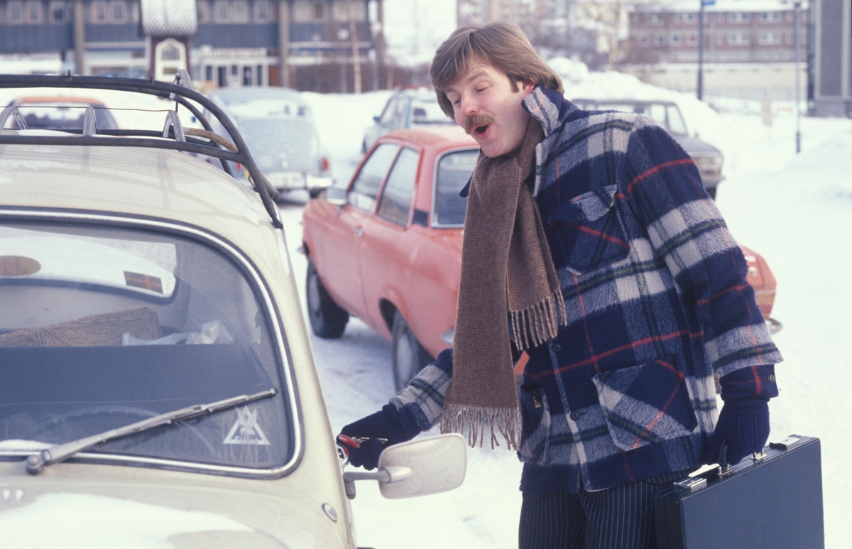 Reklamefoto av mann på vei inn i bil. Reklamefoto fra presentasjon i forbindelse med introduksjon av Prince Mild i Norge i 1979.