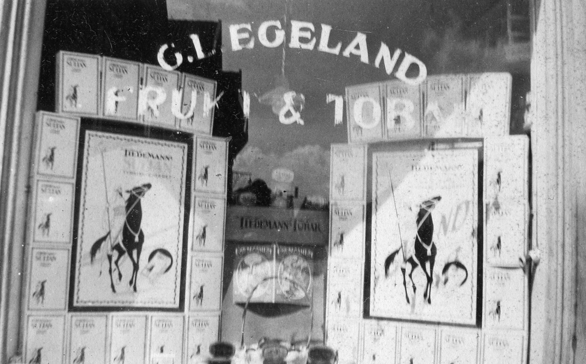 Vindusutstilling hos G.L. Egeland Frukt & Tobak i Stavanger fra 1925 med reklame for Sultan sigaretter.