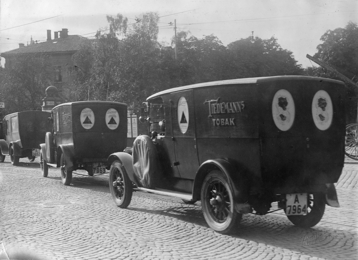 Biler fra J. L. Tiedemanns Tobaksfabrik i et reklameopptog høsten 1926.