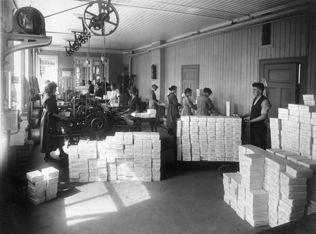 Produksjon av tobakk hos Tiedemanns Tobaksfabrik i Stensberggaten. Ca 1915-1920. Pakkeavdeling, sigaretter.