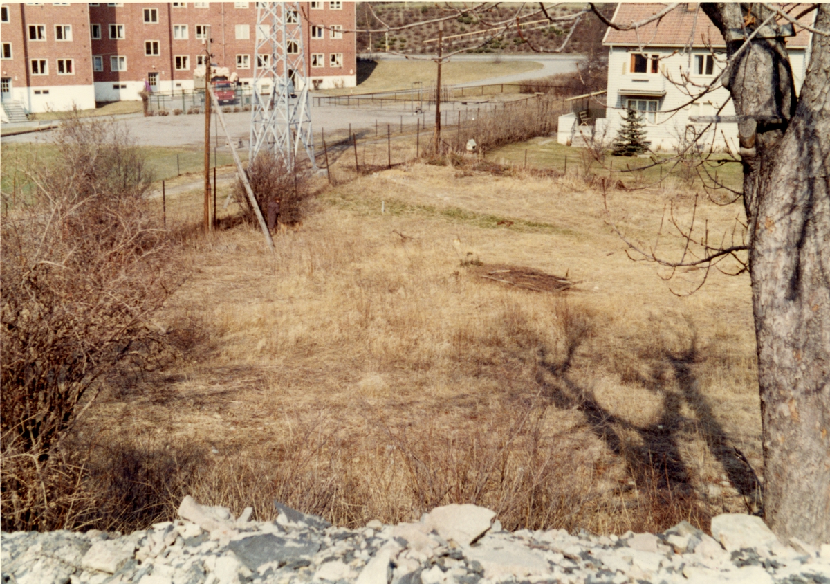 Omgivelsene rundt J. L. Tiedemanns Tobaksfabrik på Hovin. Fotografert i forbindelse med konstruksjonen av fabrikken.