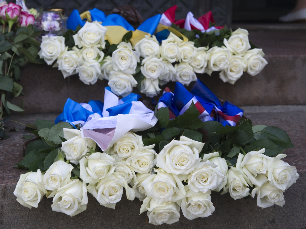 "Sorg i det offentlige rom". Offisielle rosebuketter fra de nordiske landene på trappen til Oslo Domkirke 22.08.2011, en måned etter terrorhandlingene i Oslo og på Utøya.