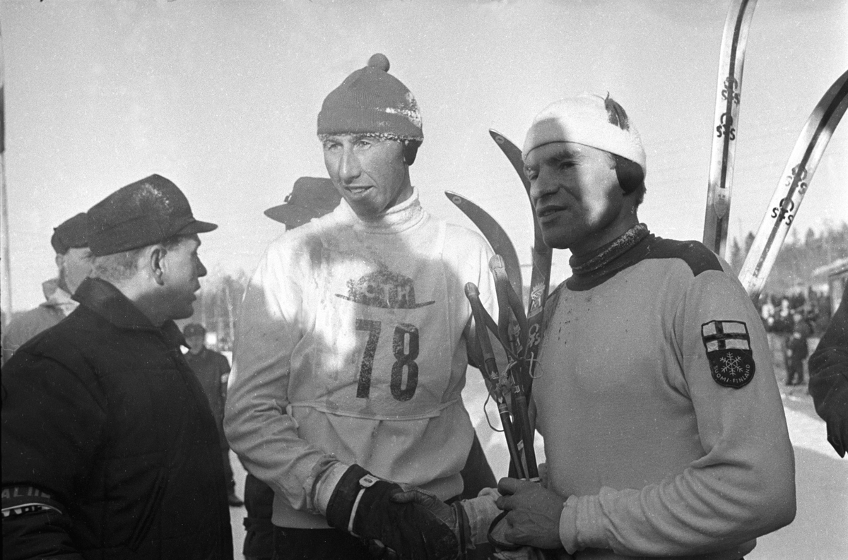 Harald Grønningen til venstre gratulerer den finsk skiløperen. Svenska Skispelen i Falun i 1967.