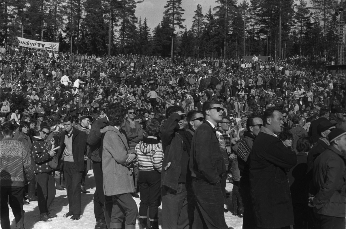 Tilskuere på  Blåveis-rennet, Kolsås 9. april 1961.  Fotografert av Johan Brun.