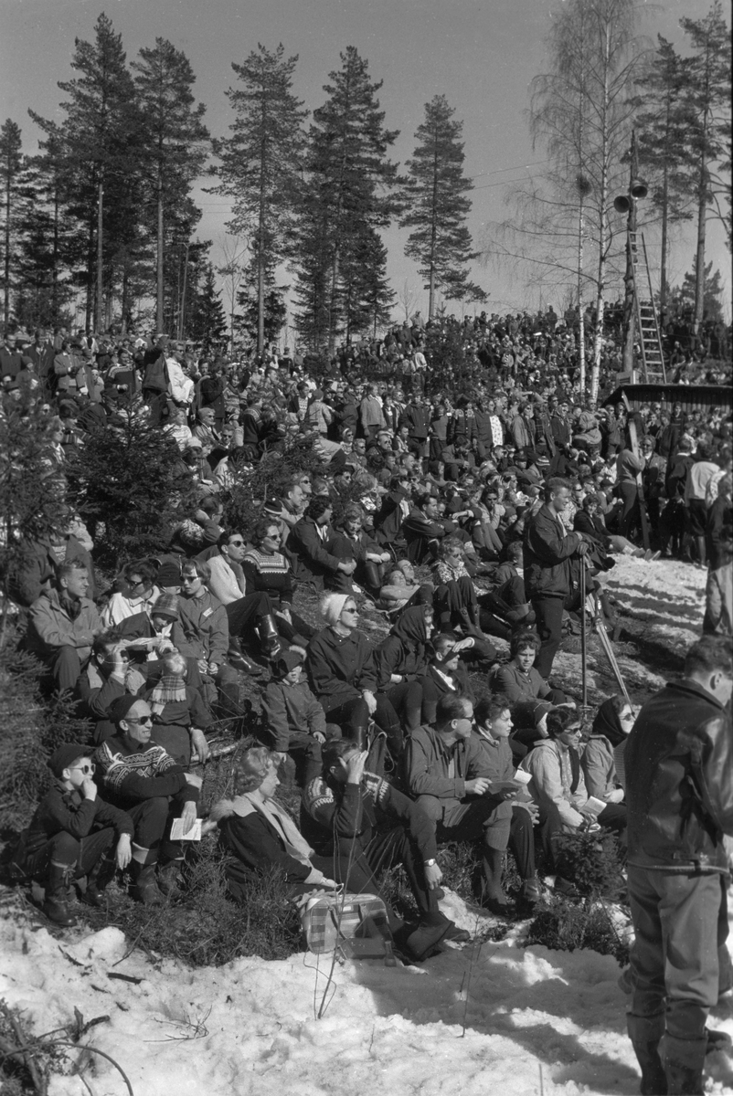 Tilskuere på  Blåveis-rennet, Kolsås 9. april 1961.  Fotografert av Johan Brun.