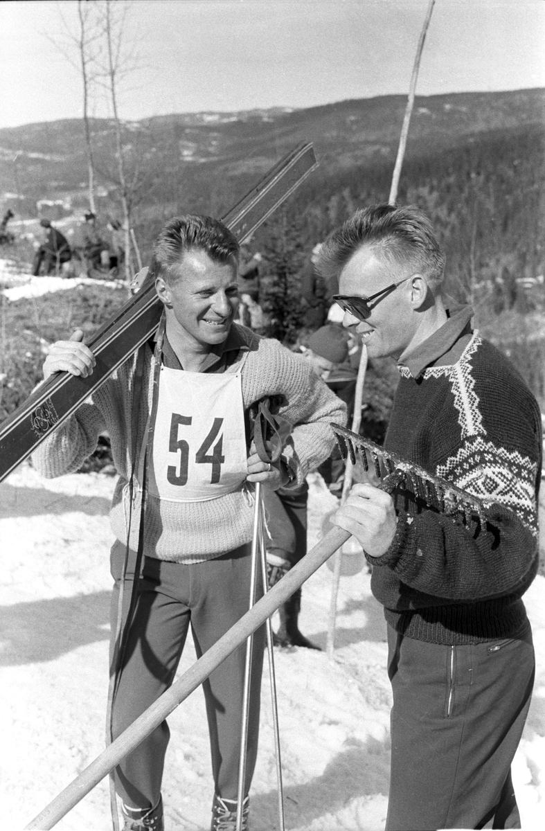 Per Rollum med startnummer 54.  Blåveis-rennet, Kolsås 9. april 1961.  Fotografert av Johan Brun.