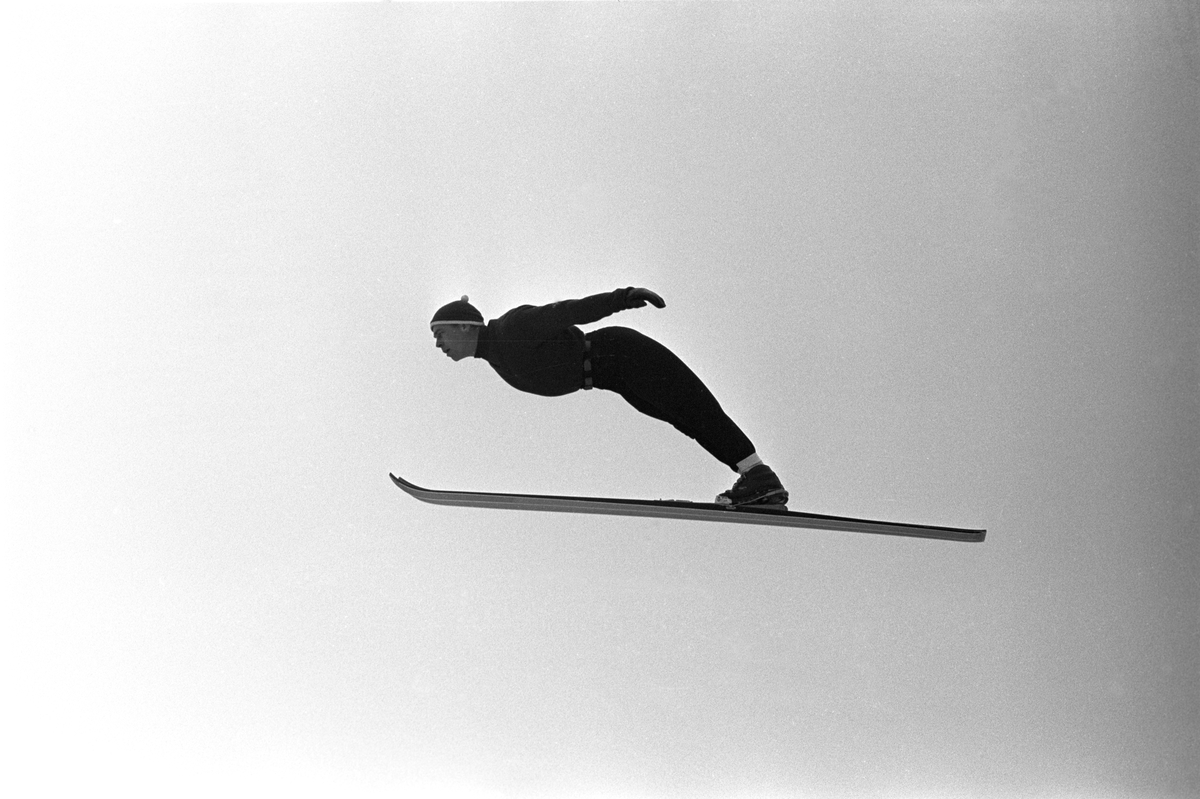 Hopper i svevet. Hopptrening i Midtstubakken i desember 1961.  Fotografert av Johan Brun