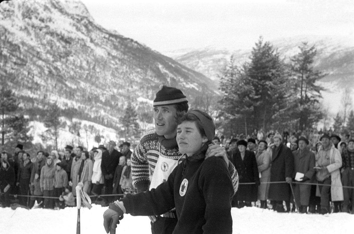 En canadisk alpinist sammen med en norsk deltaker. Holmenkollrennene på Voss 1952. Fotograf Dagbladet