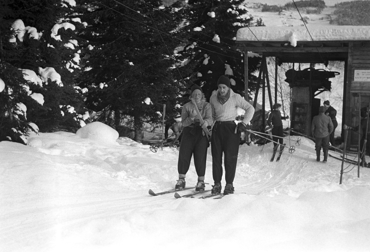 Et par tar skiheisen til toppen. Holmenkollrennene på Voss 1952. Fotograf Dagbladet