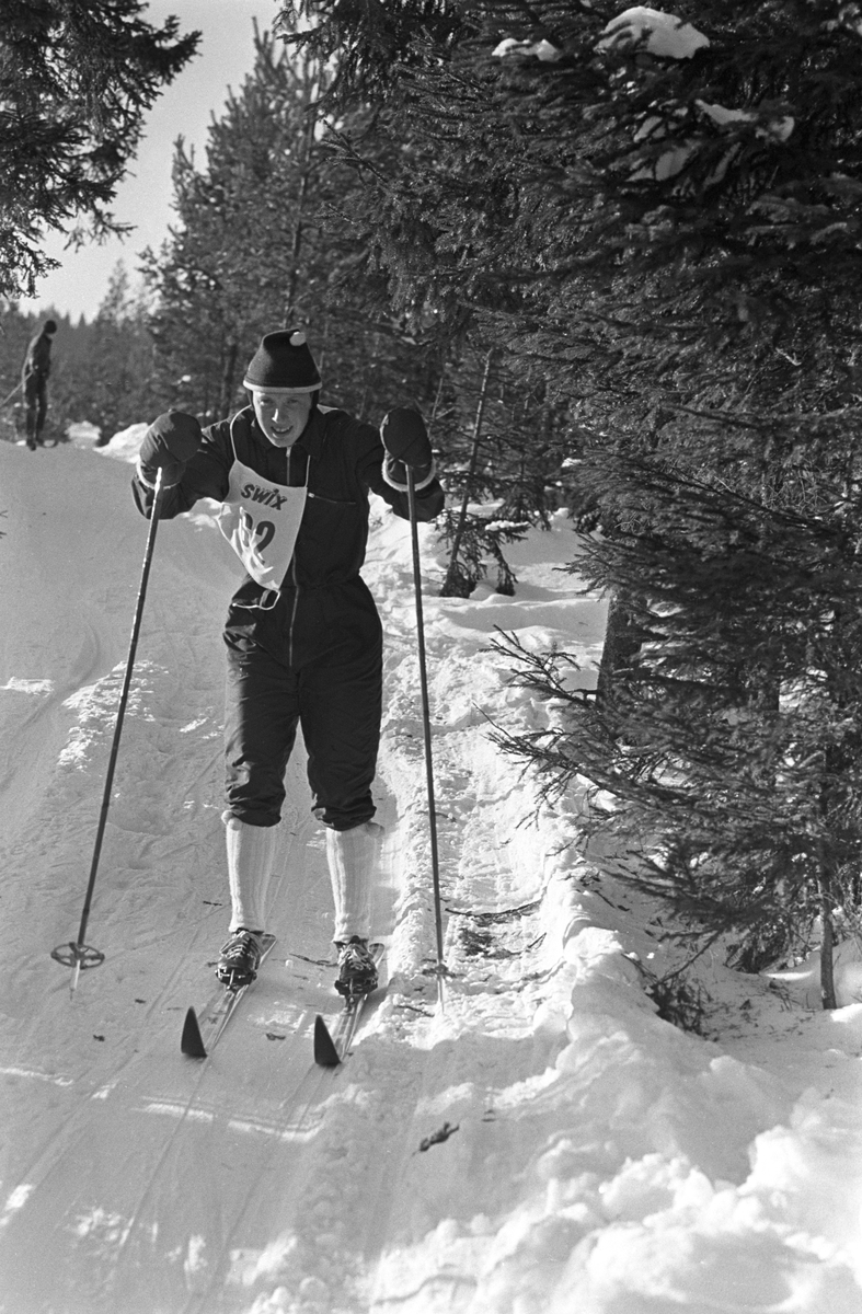 Skiløper med startnummer 62 i sporet under NM i langrenn for juniorer på Eidsvoll 1963.