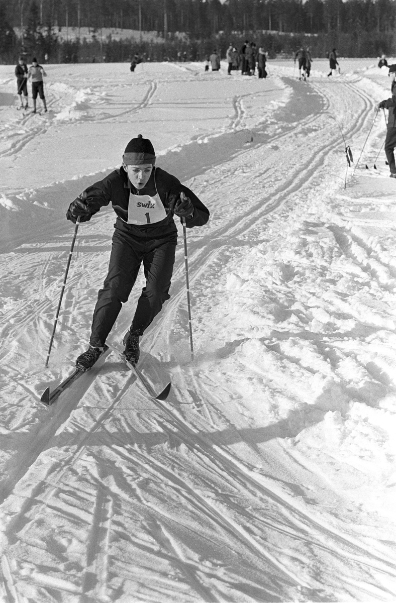 Skiløper med startnummer 1 i sporet under NM i langrenn for juniorer på Eidsvoll 1963.