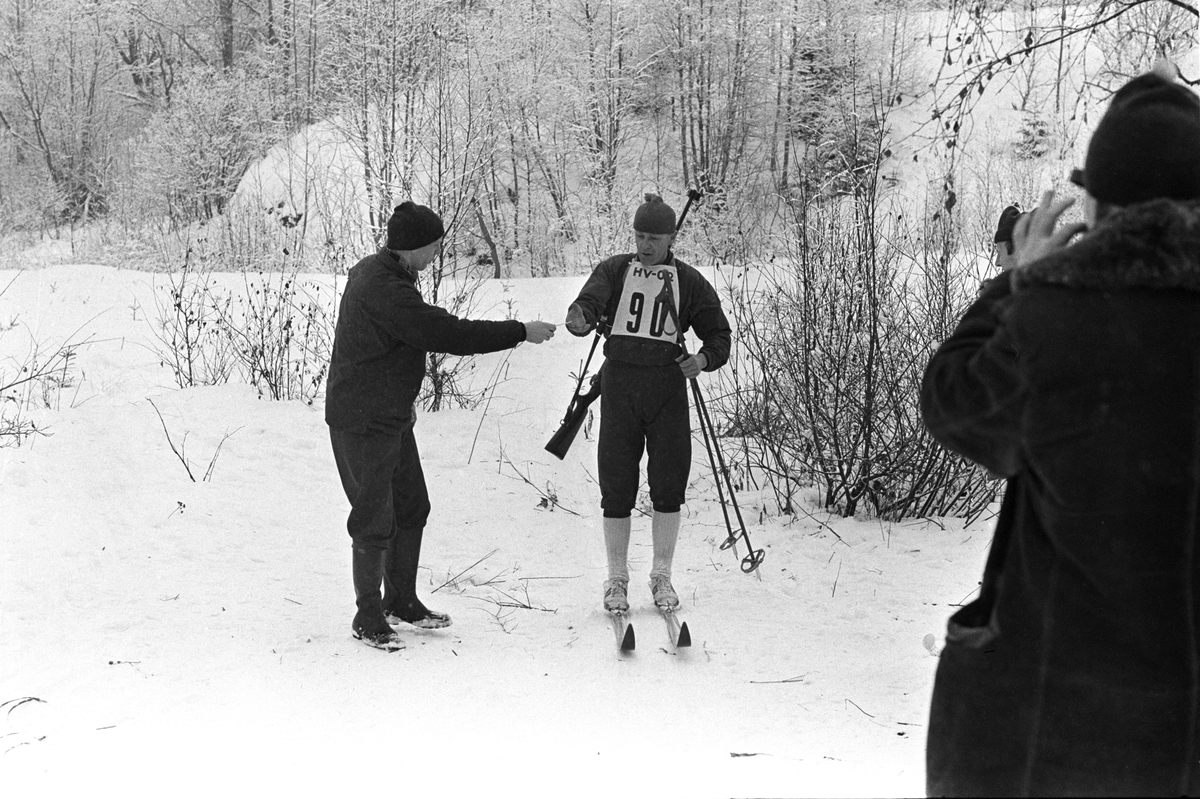 Skiskytter med startnummer 90 kommer inn til skyting. NM i skiskyting, mars 1964.