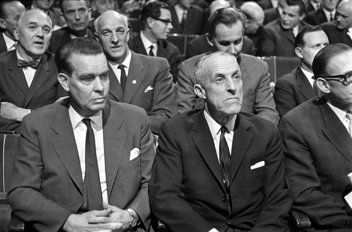 Publikum i salen under TV-debatt om idrett i Centralteatret i november 1965. Bak til venstre Kjell Bondevik.