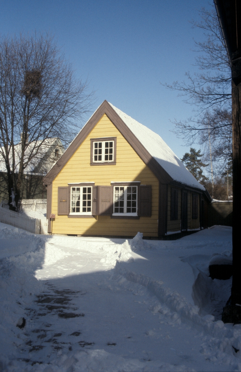 Vinterbilde av forstadshus fra Kanten 1 på Hammersborg. Fotografert på Norsk Folkemuseum vinteren 1998.