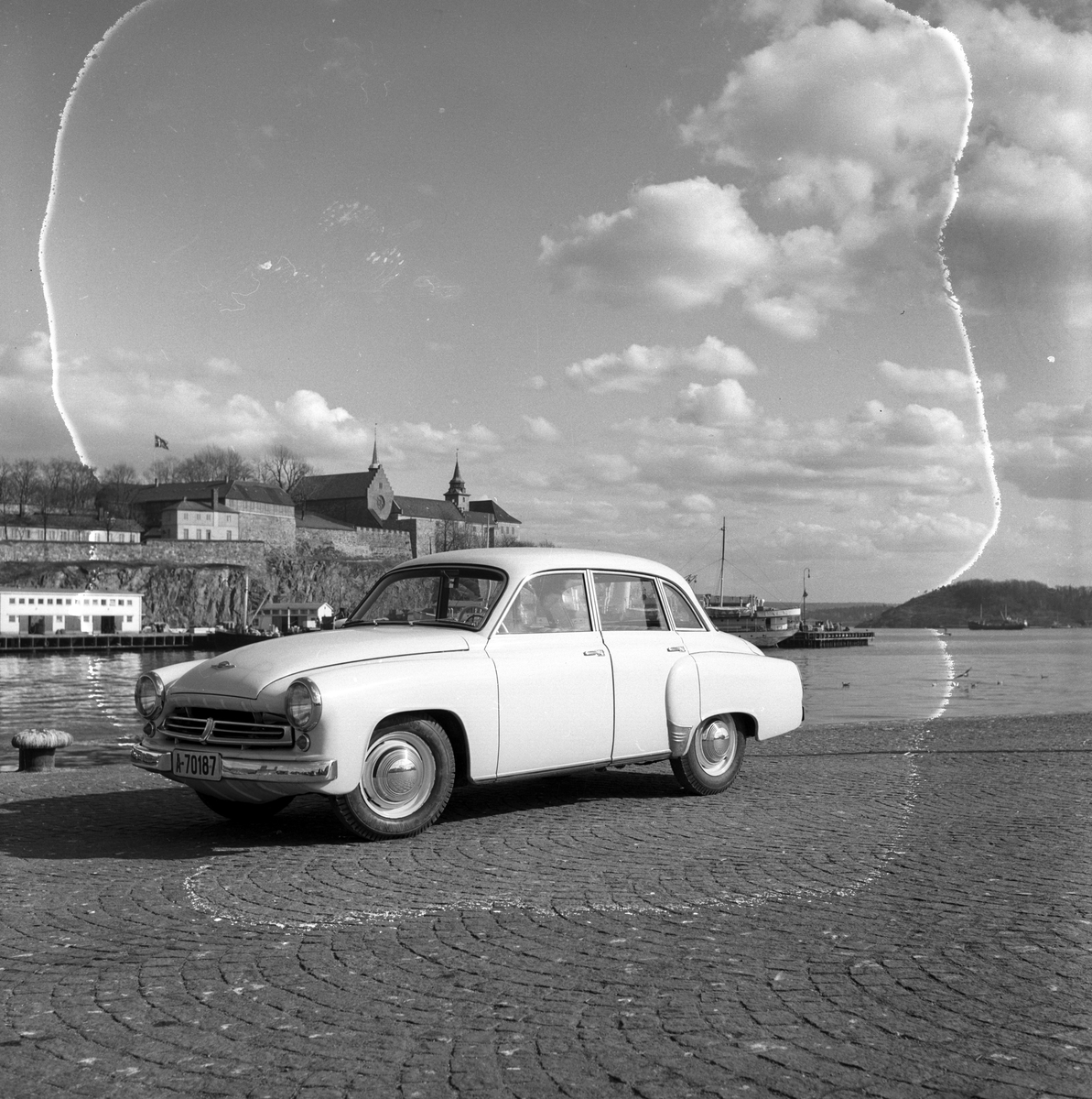 Reklame. Bilen Wartburg på kai ved Rådhusplassen, Oslo. Akershus Festning i bakgrunn.