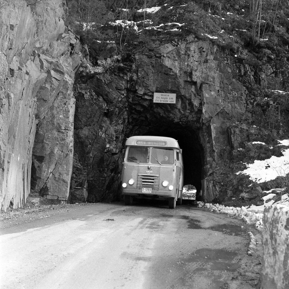 "NSB Bilruter" kjører gjennom tunnel "Skodje" mellom Ålesund og Åndalsnes. Fotografert 14. april 1956.