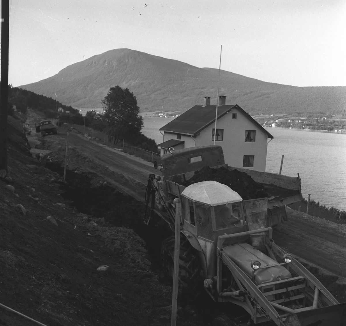 Veiarbeidel på Ålesundveien.
Fotografert 1958.