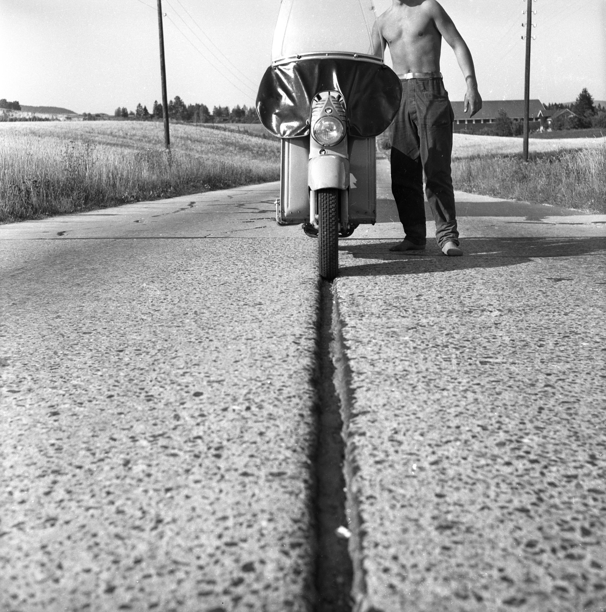 Livsfarlig hovedvei med "sprekke" i midten.
Fotografert 1955.