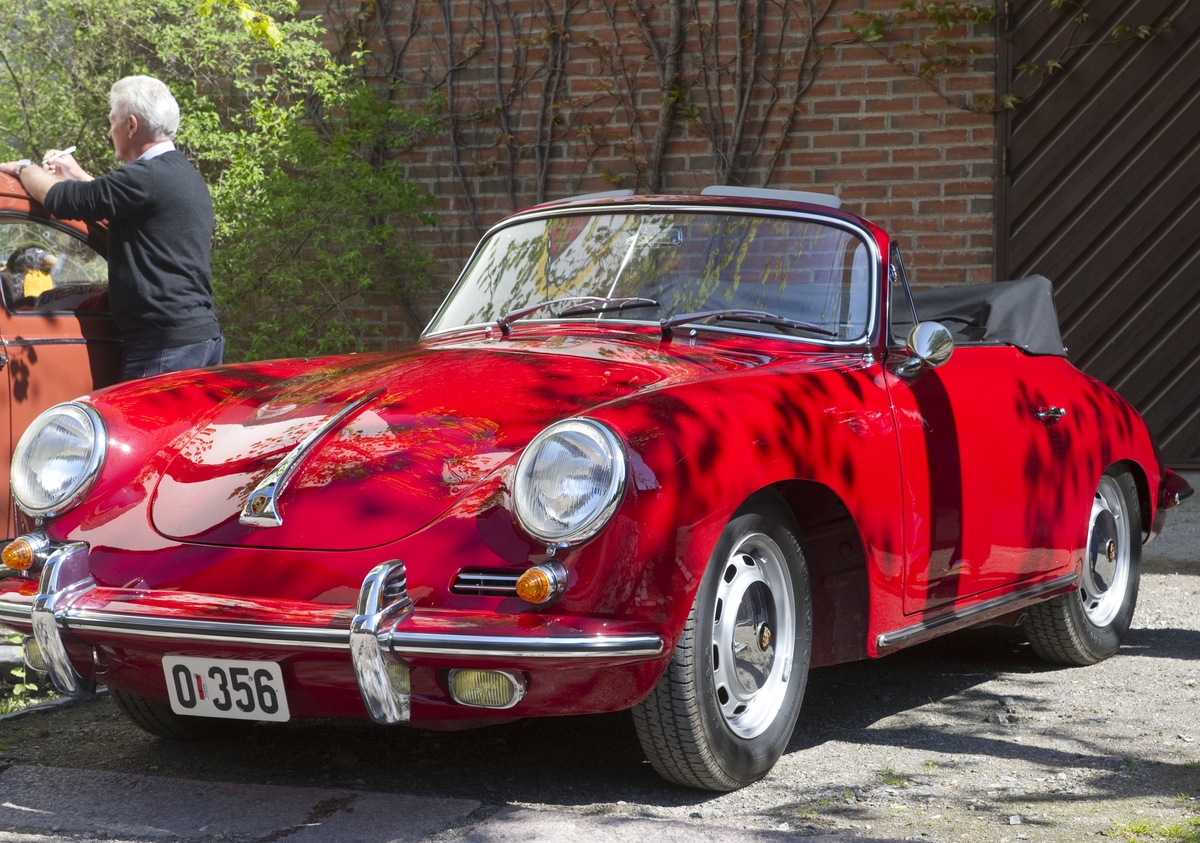 Rød bil av merket Porsche. Fra arrangement med Porsche og Folkevogner på Norsk Folkemuseum søndag 20.mai 2012.