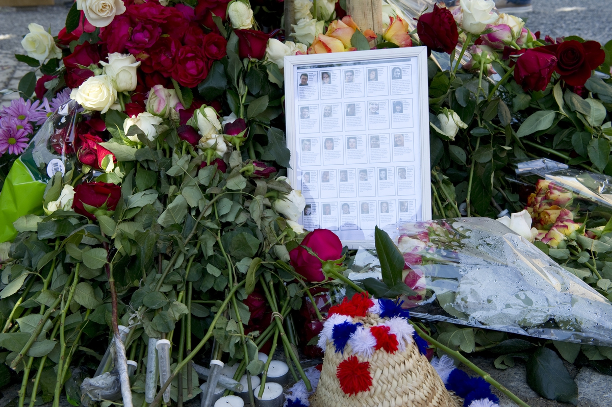 Ved Oslo domkirke. Blomster og kondolanser lagt ned i Oslo sentrum i forbindelse med ettårsdagen for terrorhandlingene i Oslo og på Utøya. 