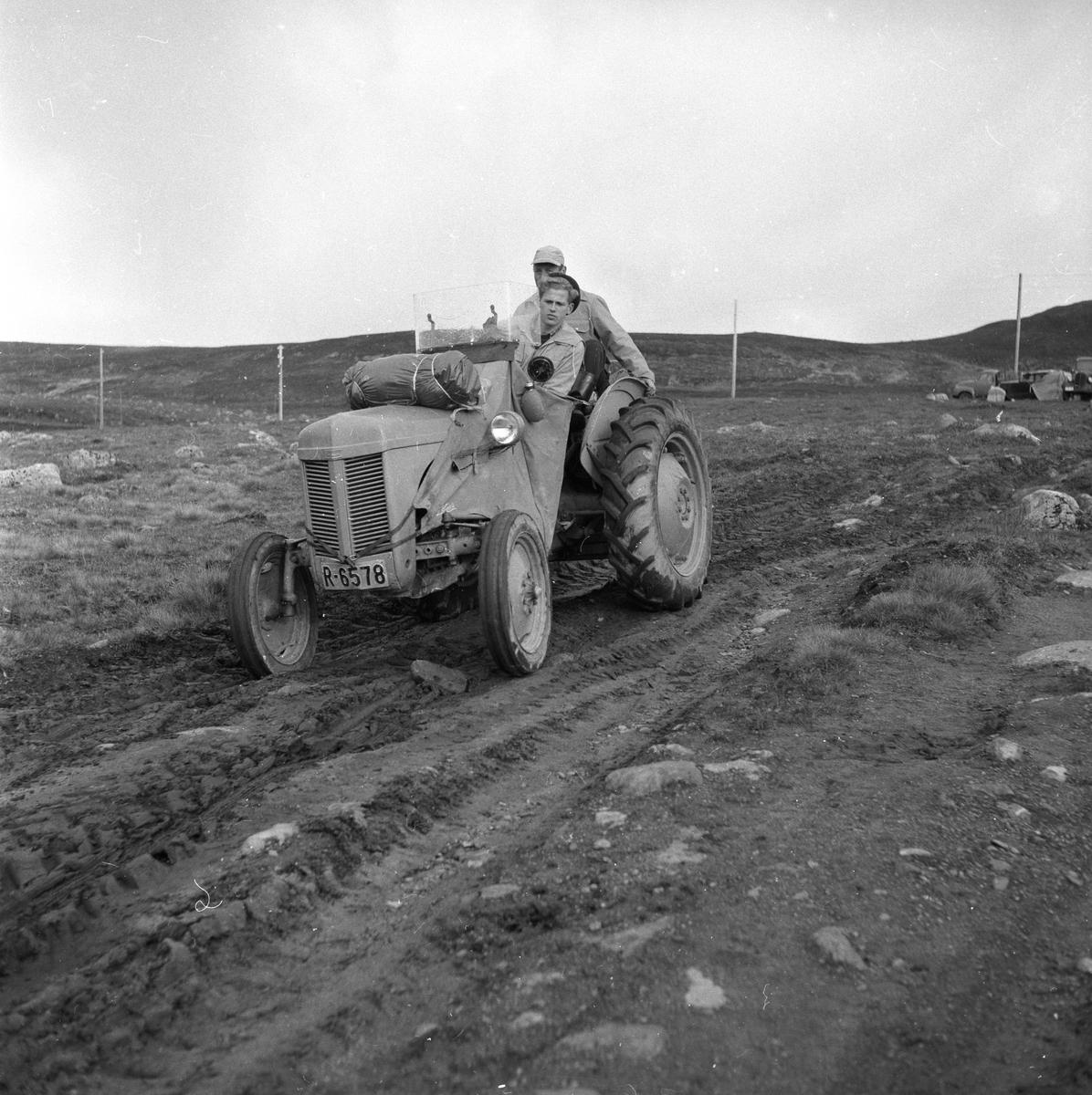 To menn med traktor på villreinjakt på fjellet
Fotografert 1954.