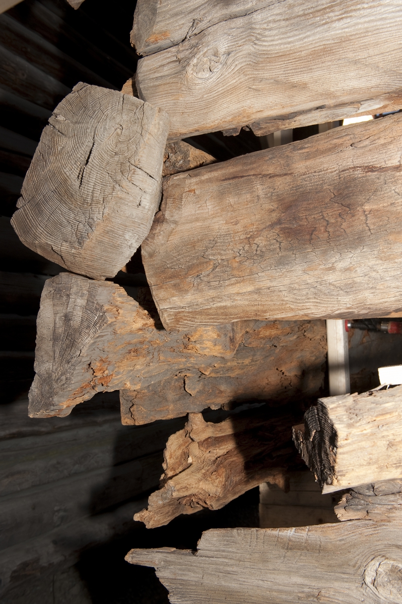 Bygningsantikvarisk avdeling ved Norsk Folkemuseum er i gang med å oppføre «NF.013 Stall fra Heimtveiten» fra Bykle i Setesdal.
Hjørne C-B.