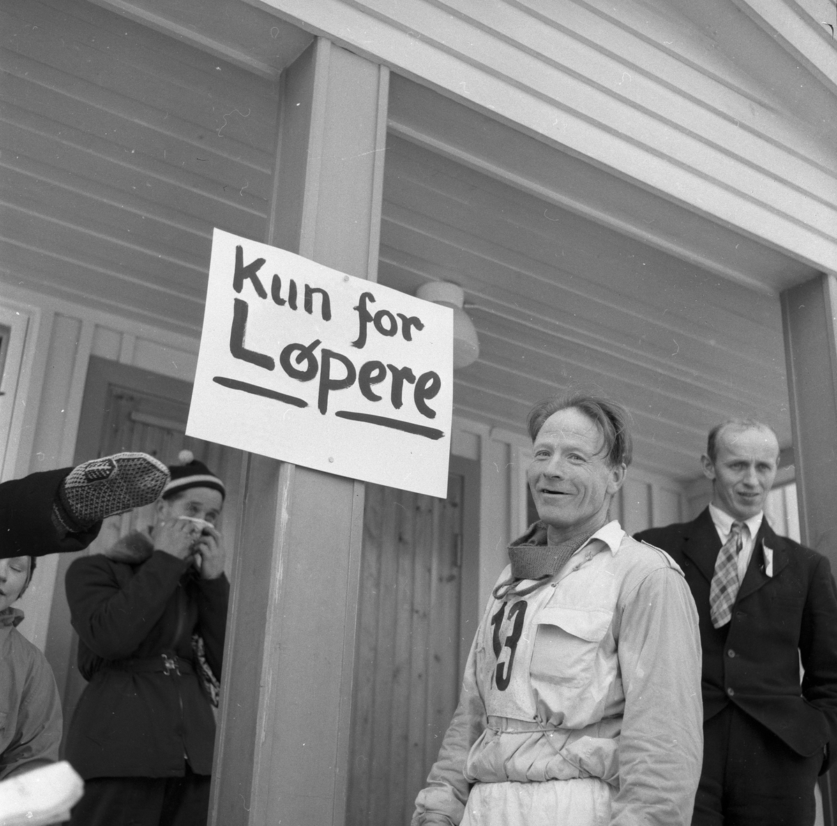 Skiløper Kåre Hatten står klar med startnummer 13 for 50 km på ski i NM. Fotografert 3. januar 1955.