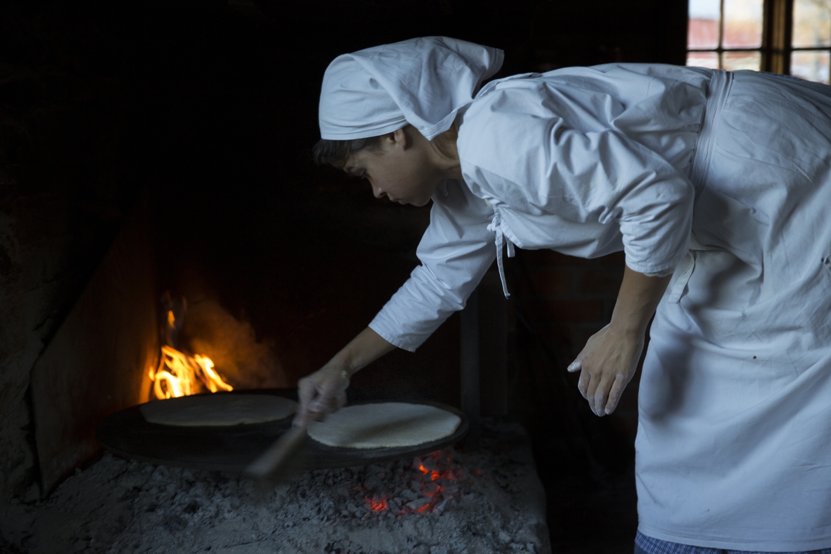 Lefsebakst. Julemarkedet på Norsk Folkemuseum, 1. desember 2013.