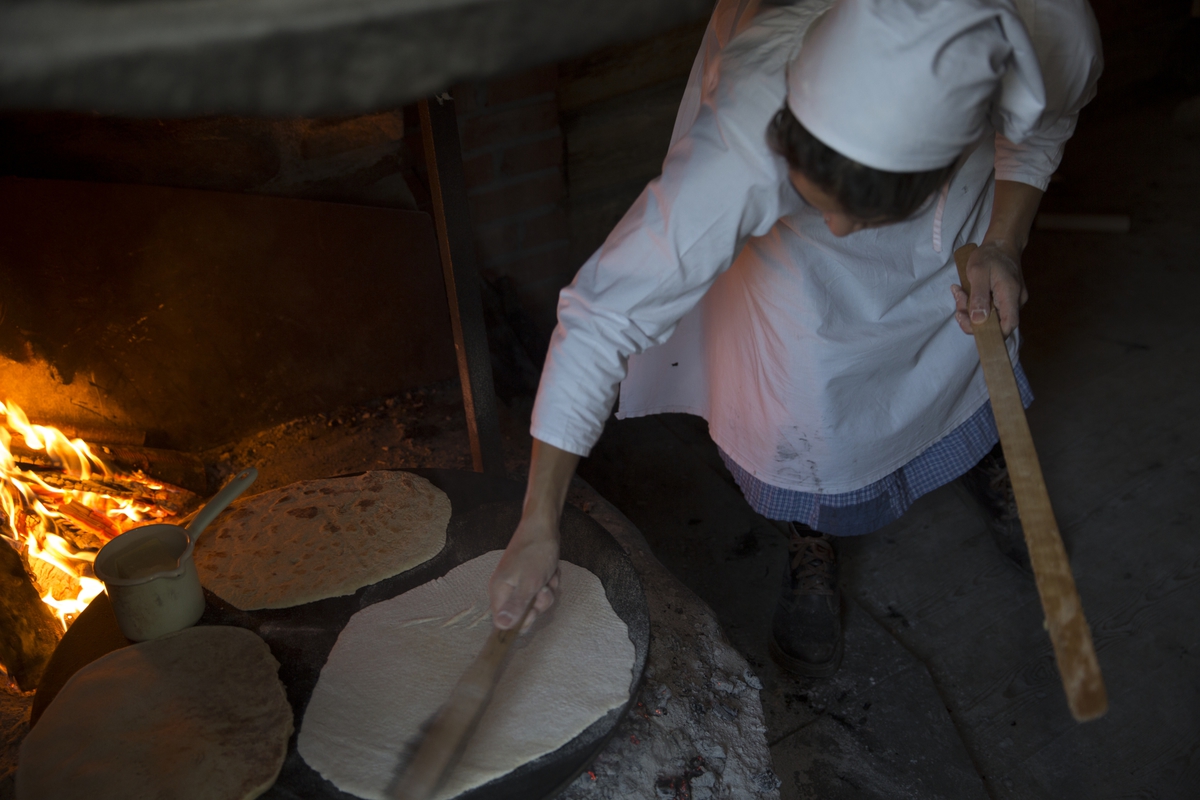 Lefsebakst. Julemarkedet på Norsk Folkemuseum, 1. desember 2013.